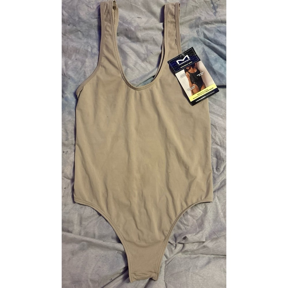 NEW Maidenform Basically Sexy Beige Seamless Smoothing Bodysuit, Medium